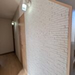 廊下　調湿・消臭効果のあるエコカラットが貼られています。