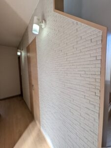 廊下　調湿・消臭効果のあるエコカラットが貼られています。