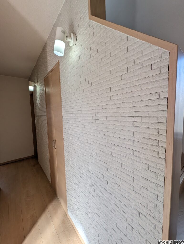 廊下　調湿・消臭効果のあるエコカラットが貼られています。