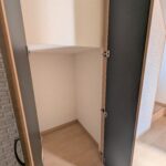 廊下にある階段下収納。