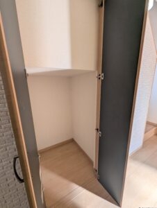 廊下にある階段下収納。