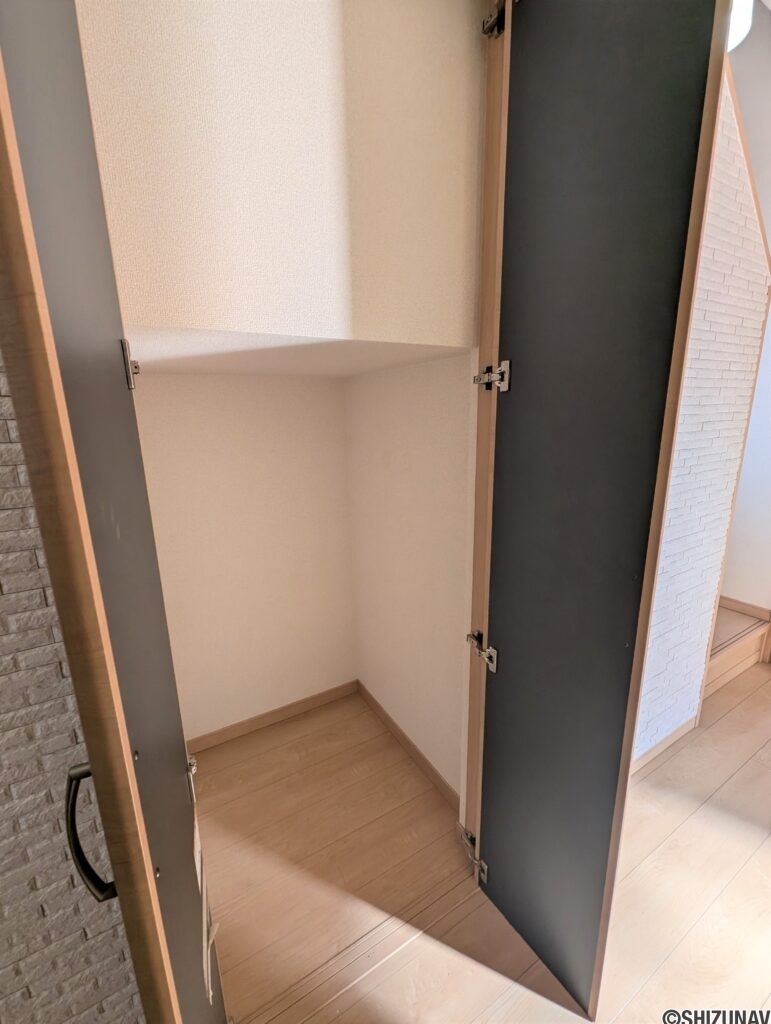 廊下にある階段下収納。