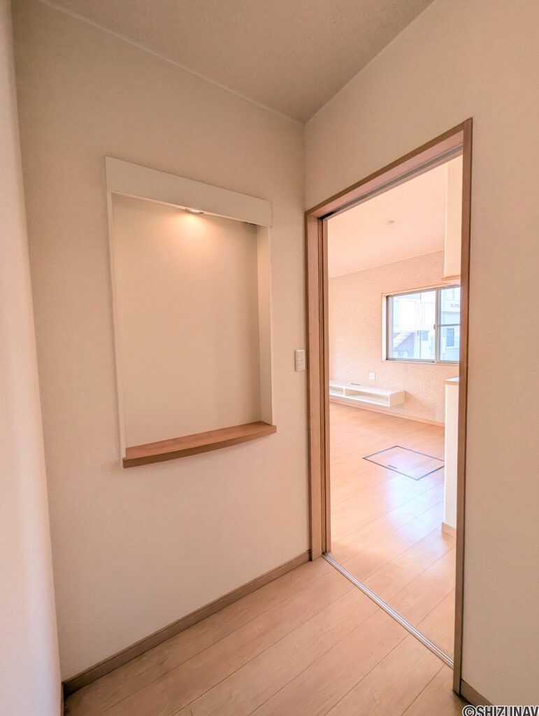 リビング手前にはニッチカウンターがあります。