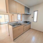 システムキッチン、背面には冷蔵庫・食器棚が置けるスペースがあります。