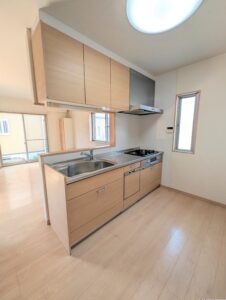 システムキッチン、背面には冷蔵庫・食器棚が置けるスペースがあります。