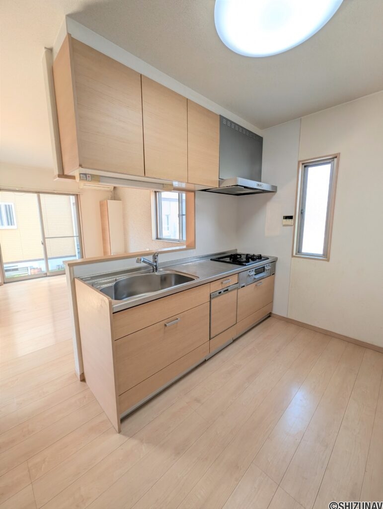 システムキッチン、背面には冷蔵庫・食器棚が置けるスペースがあります。