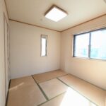 リビング横の和室　日当たりが良く明るい。こちらも引き違いの窓にシャッターがついています。