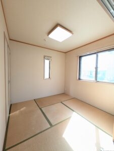 リビング横の和室　日当たりが良く明るい。こちらも引き違いの窓にシャッターがついています。