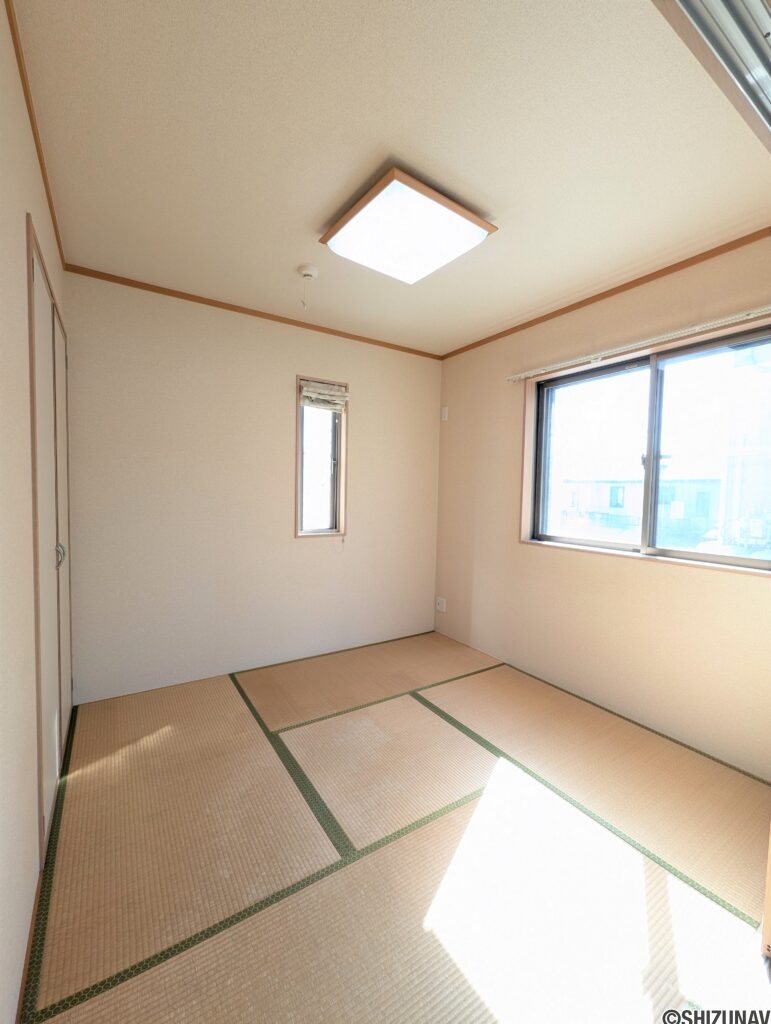 リビング横の和室　日当たりが良く明るい。こちらも引き違いの窓にシャッターがついています。