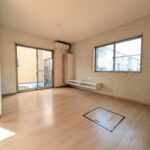 リビング　窓にはシャッター付き