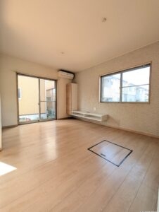 リビング　窓にはシャッター付き