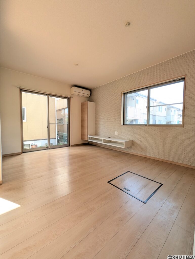 リビング　窓にはシャッター付き