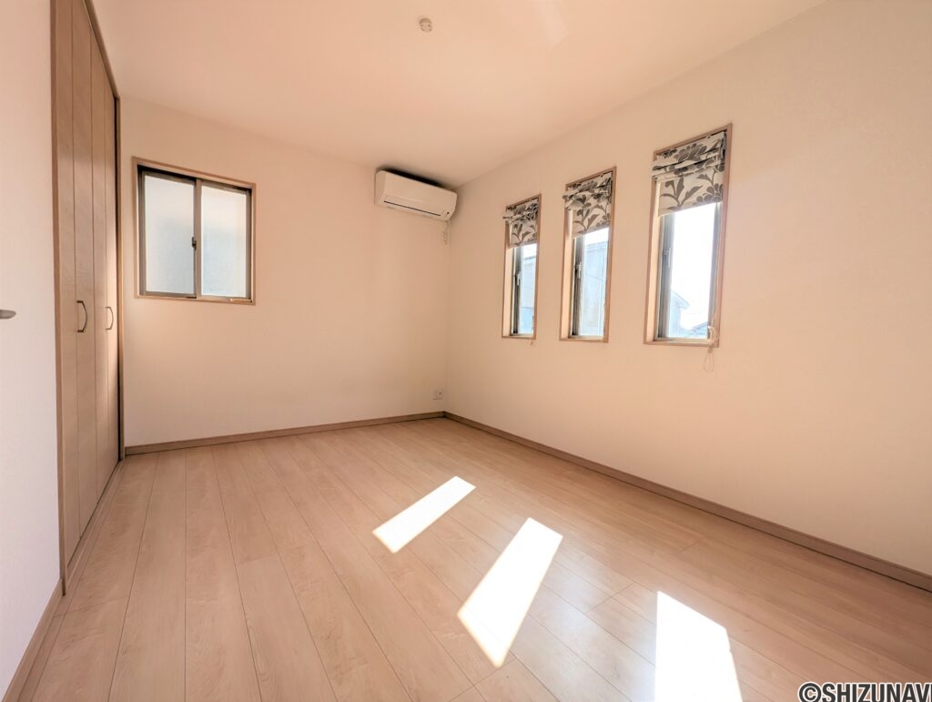 2階6帖　2面採光です。