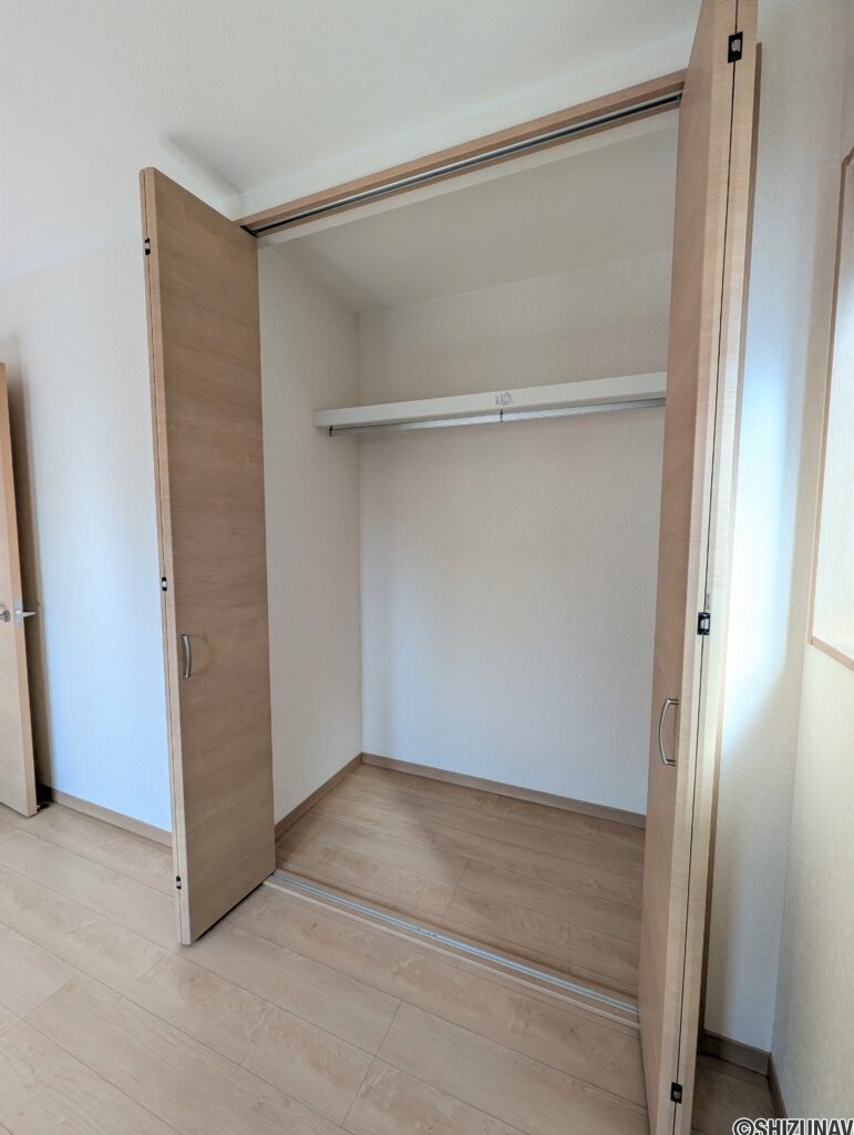 2階6帖収納。奥行きがしっかりあります。