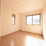 2階5.2帖　中部屋ですが採光は2か所確保されています。