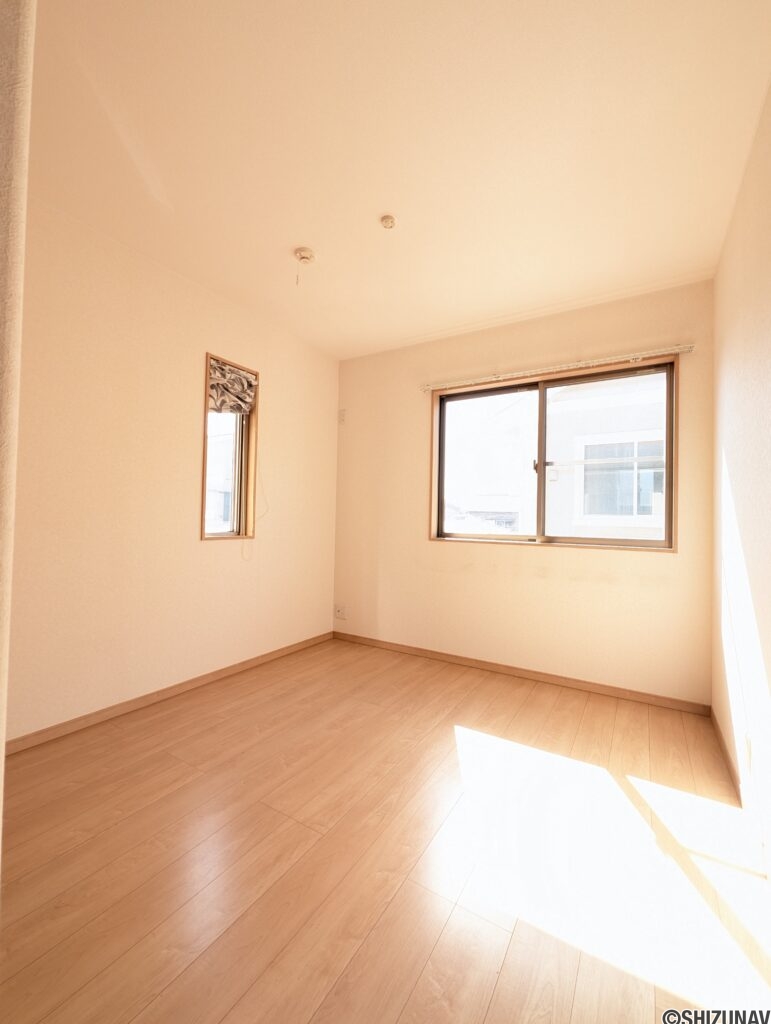 2階5.2帖　中部屋ですが採光は2か所確保されています。