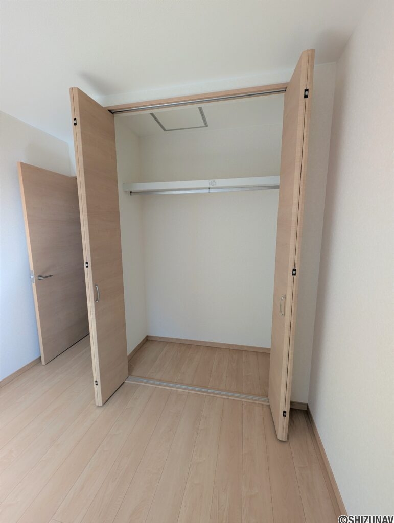 2階5.2帖　収納　こちらもクローゼットで棚付き。