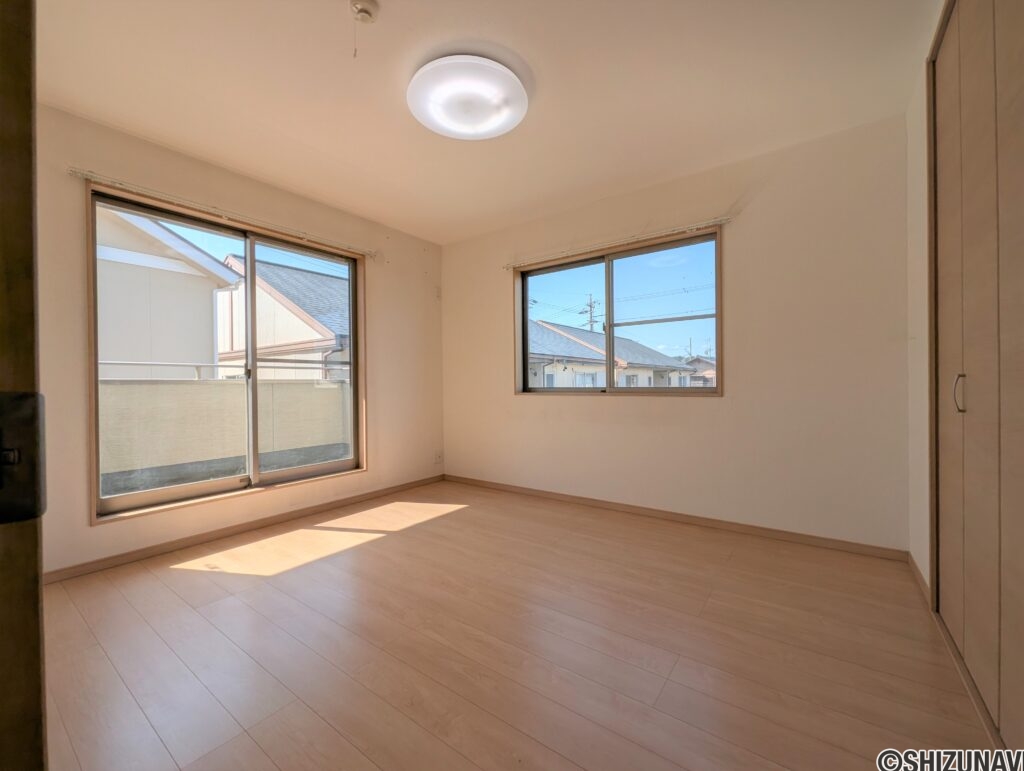 2階7帖　掃き出し窓からバルコニーに出れます。