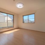 2階7帖　掃き出し窓からバルコニーに出れます。