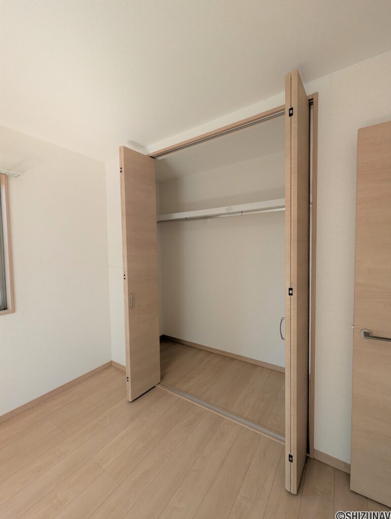 2階7畳の収納　こちらも棚付きで広さのある収納です。