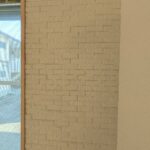 リビング　西側壁一面にエコカラットが貼られています。