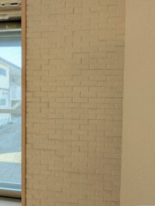 リビング　西側壁一面にエコカラットが貼られています。