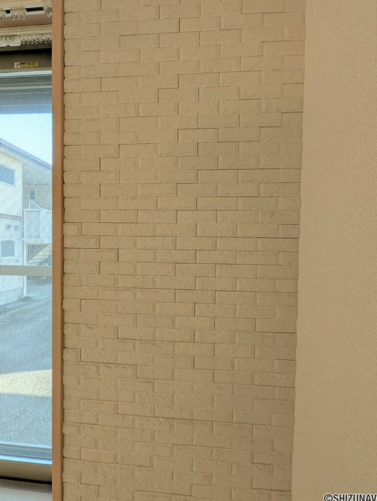 リビング　西側壁一面にエコカラットが貼られています。