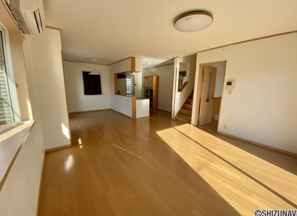 1階LDK部分となります。陽当たり良好です。