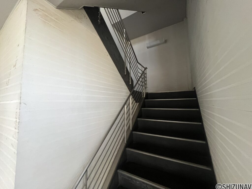 1階からの階段です