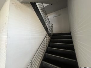 1階からの階段です