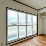 【内窓】2階南側洋室の窓には内窓が設置されています。外気の影響を受けにくく、夏は涼しく冬は暖かい快適空間です。