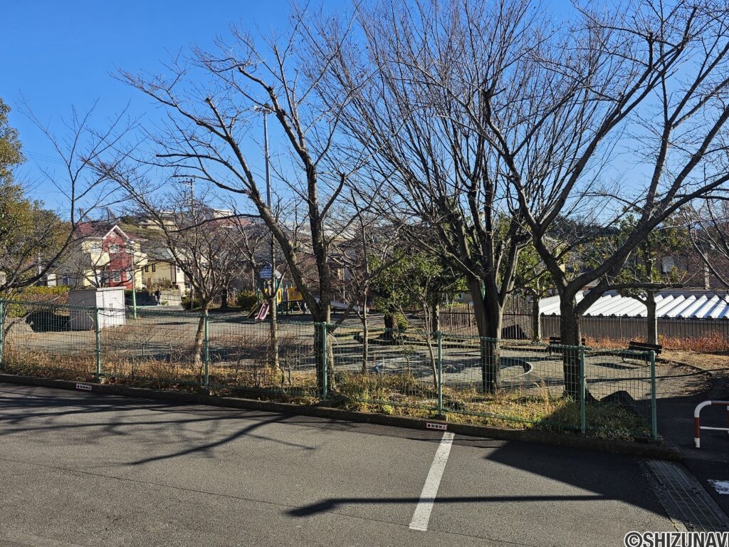 隣接地の公園