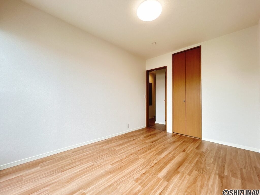 【リフォーム済み/2階洋室バルコニー側6帖】別角度