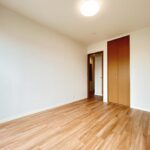 【リフォーム済み/2階洋室バルコニー側6帖】別角度