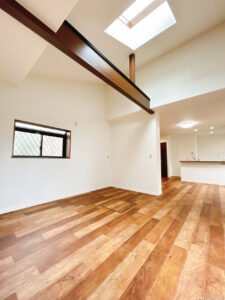 【リフォーム済み/リビング別角度】床はフロアタイル張り、壁天井はクロス張替えました。勾配天井で天井の高さが解放感をもたらしてくれます。