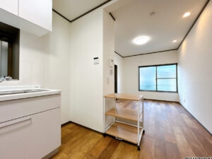 【リフォーム済み/リビング】別角度。キッチンと繋げて約10帖のLDKに変更しました。