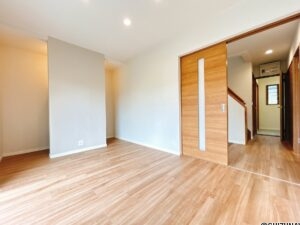 【リフォーム済み/リビング別角度】壁紙張替え、照明交換、床材としてフロアタイルの上張りを行いました。また、隣接する和室とつなげて約18帖のLDKとなりました。