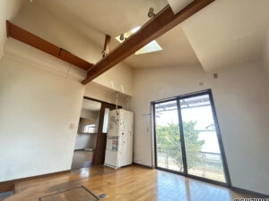 【リフォーム中/リビング別角度】床はフロアタイル張り、壁天井はクロス張替え予定です。勾配天井で天井の高さが解放感をもたらしてくれます。