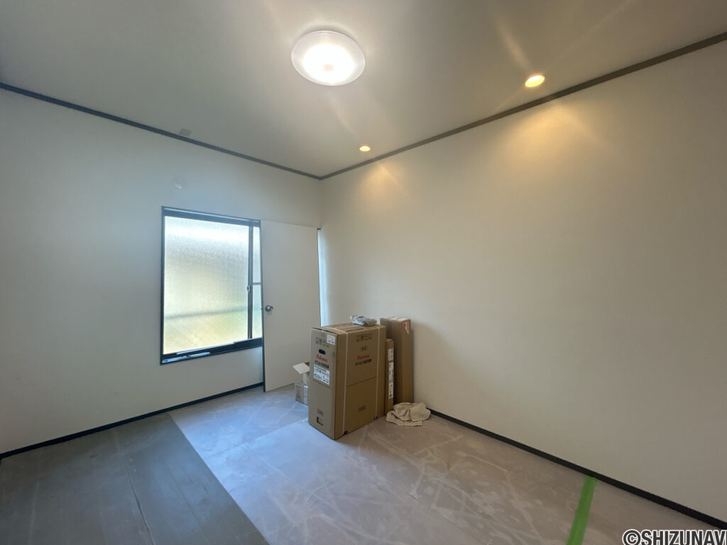 【リフォーム中/リビング】（4/18撮影）別角度。キッチンと繋げて約10帖のLDKに変更する予定です。