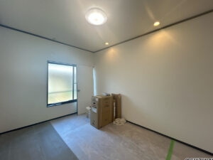 【リフォーム中/リビング】（4/18撮影）別角度。キッチンと繋げて約10帖のLDKに変更する予定です。