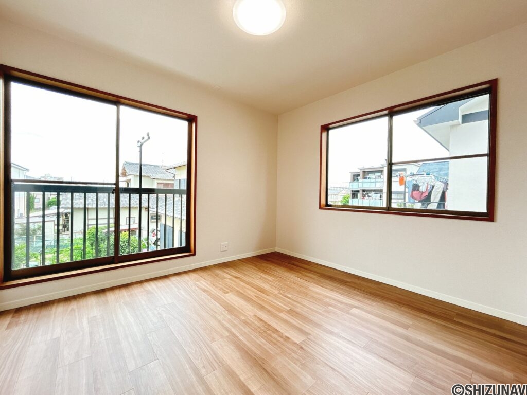 【リフォーム済み/2階和室→洋室7.5帖】元々は和室でしたが、畳を撤去して洋室に変更いたしました。