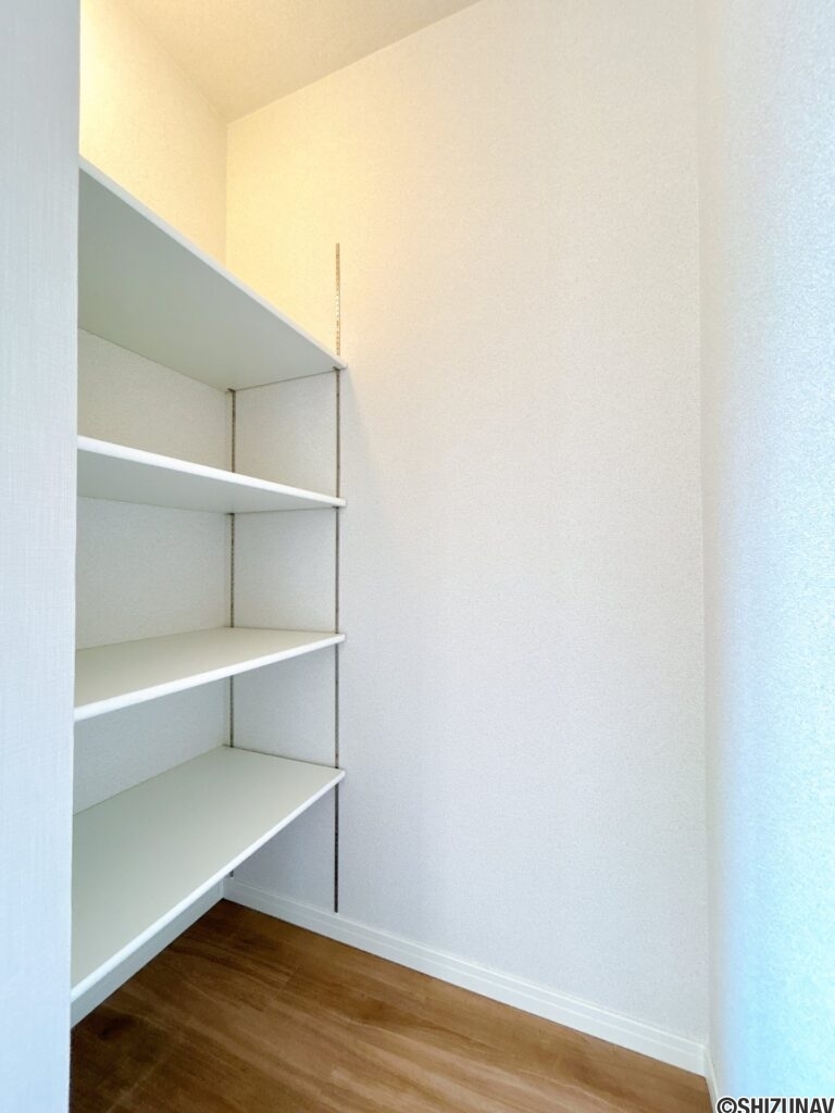【リフォーム中/納戸】壁紙張替え、照明交換、床材としてフロアタイルの上張りを行います。南向きで日当たり良好です。