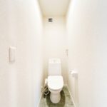 【リフォーム済み/2階トイレ】2階のトイレも1階同様、新品交換いたしました。タオルリング・ペーパーホルダーも合わせて交換いたしました。
