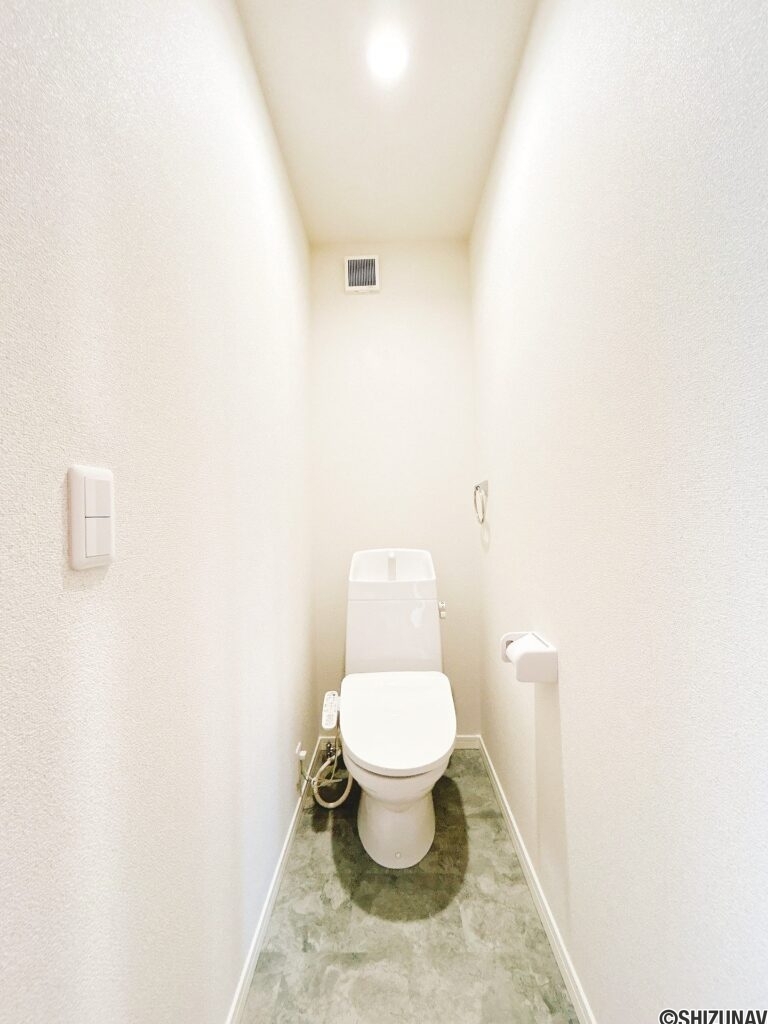 【リフォーム済み/2階トイレ】2階のトイレも1階同様、新品交換いたしました。タオルリング・ペーパーホルダーも合わせて交換いたしました。
