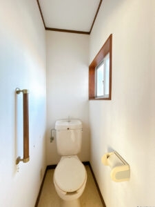 【リフォーム前/2階トイレ】便器・便座は新品交換いたします。タオルリング・ペーパーホルダーも合わせて交換いたします。