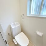 【リフォーム済み/2階トイレ】1階、2階にそれぞれトイレがございます。どちらも新品交換いたしました。
