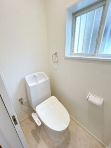 【リフォーム済み/2階トイレ】1階、2階にそれぞれトイレがございます。どちらも新品交換いたしました。