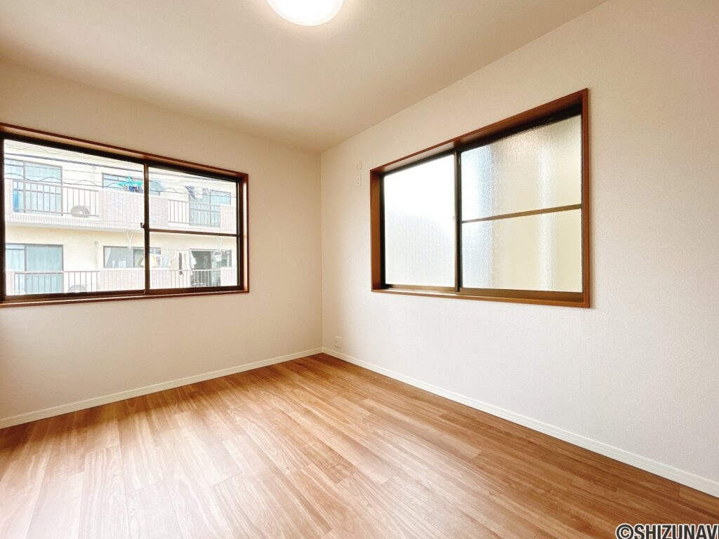 【リフォーム済み/2階洋室北側6帖】壁紙張替え、照明交換、床材としてフロアタイルの上張りを行いました。