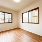 【リフォーム済み/2階洋室北側6帖】壁紙張替え、照明交換、床材としてフロアタイルの上張りを行いました。