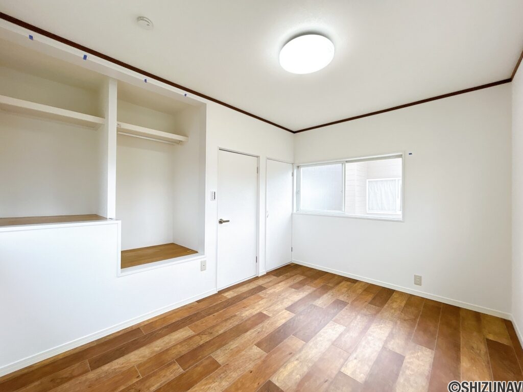 【リフォーム済み/2階北側洋室】約6帖の洋室です。床はフロアタイル上張り、壁・天井はクロス張替えを行いました。オープン収納を2箇所設け、どちらも枕棚とハンガーパイプを設置いたしました。